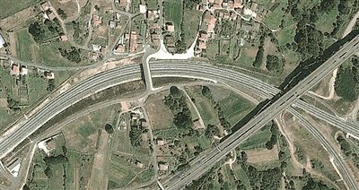 事發(fā)地的急轉(zhuǎn)彎道。以下是監(jiān)控視頻截圖。