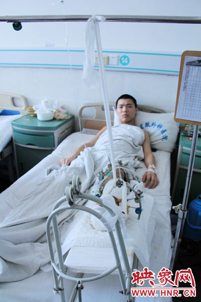 “如果有人肯幫我出4萬元的醫(yī)藥費(fèi)，我愿意為他免費(fèi)工作3年，多苦多累都行?！?月26日，躺在病床里上的