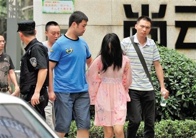 一名女犯罪嫌疑人被警方押出。新華社記者 薛玉斌 攝
