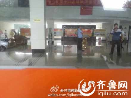 8月8號下午14時許，一女子在山東省衛(wèi)生廳辦公大樓三樓的一間辦公室內(nèi)，被一名年輕男子劫持。