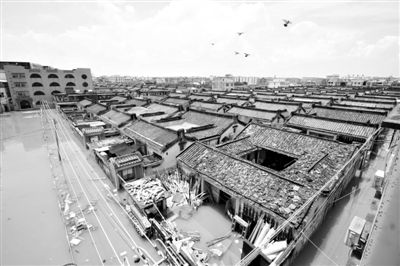 19日，廣東汕頭潮陽區(qū)和平鎮(zhèn)出現(xiàn)水浸現(xiàn)象。連日來，廣東省汕頭市潮陽區(qū)、潮南區(qū)普降暴雨。新華社發(fā)