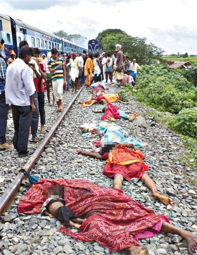 19日，事故現(xiàn)場(chǎng)遇難者的遺體。