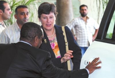 24日，聯(lián)合國(guó)副秘書長(zhǎng)凱恩（右二）抵大馬士革。新華社發(fā)