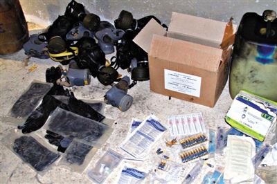 24日，敘利亞政府對(duì)外展示在大馬士革朱巴爾區(qū)破獲的反對(duì)派軍火庫中的化學(xué)制劑。新華社發(fā)