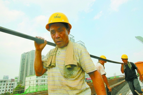 農(nóng)民工工作辛苦，權(quán)益理應(yīng)有保障。