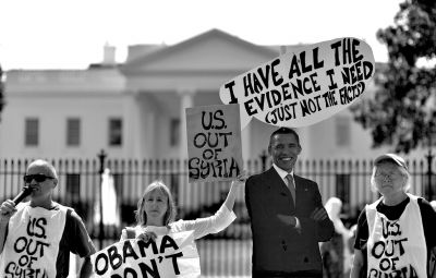 2日，反戰(zhàn)人士在白宮前高舉標(biāo)語(yǔ)，抗議美國(guó)可能對(duì)敘動(dòng)武。