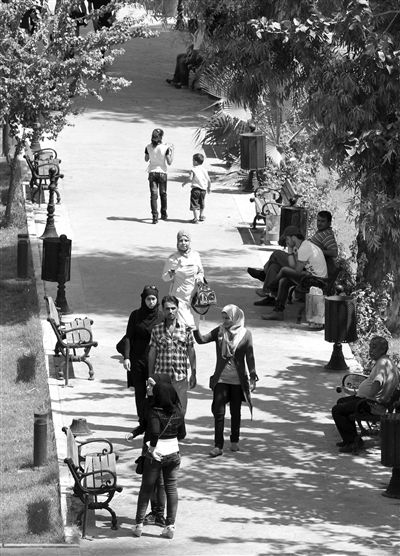 9月5日，敘利亞首都大馬士革，市民在街頭的一處公園內散步。