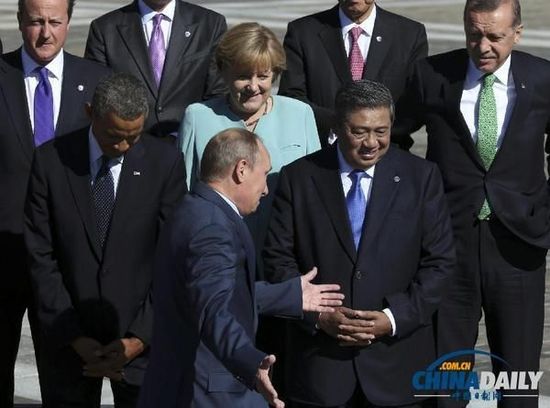 奧巴馬低頭不看普京，普京也閉眼做鬼臉并攤手表無奈。