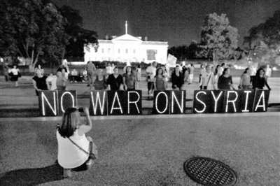 10日，華盛頓，美國(guó)反戰(zhàn)民眾在白宮前抗議對(duì)敘動(dòng)武。