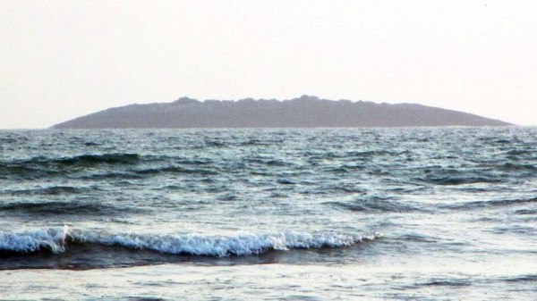 圖為在巴基斯坦靠近阿拉伯海的瓜達爾地區(qū)（Gwadar）近海600米處冒出一個小島。