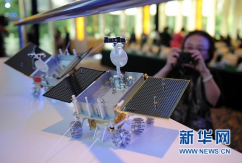 發(fā)布會現(xiàn)場擺放的月球車模型