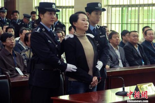 9月24日上午8時30分，陜西“房姐”龔愛愛涉嫌偽造、買賣國家機關(guān)證件一案，在陜西靖邊縣人民法院公開