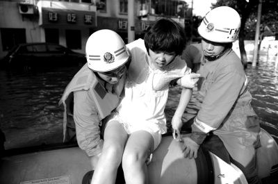 10月10日，前來余姚支援的杭州消防支隊武警官兵在南西路幫助轉(zhuǎn)移被困群眾。新華社發(fā)