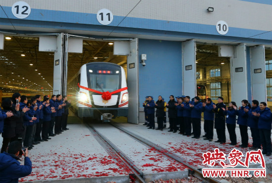 12月28日早上7點(diǎn)39分，編號(hào)為0111的列車駛出鄭東車輛段開往市體育中心站