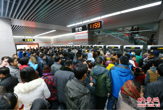 11點(diǎn)59分，紫金山地鐵站售票機(jī)前擠滿了買票的市民，場(chǎng)面如同春運(yùn)