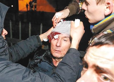 11日，基輔，遇襲受傷的反對派領(lǐng)導人盧岑科接受簡單救護。