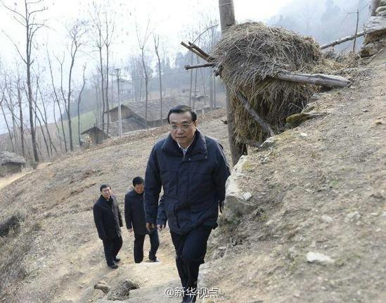 27日，李克強到安康旬陽金坡村看望留守兒童。