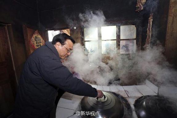 27日，李克強到安康旬陽金坡村看望留守兒童。