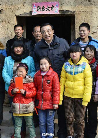 27日，李克強到安康旬陽金坡村看望留守兒童。