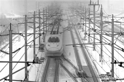 昨日，由武漢始發(fā)到北京G508次高鐵沿途被大雪覆蓋，列車廣播告知受降雪天氣影響，為確保行車安全降速運行，預(yù)計晚點1小時10分鐘。圖/CFP