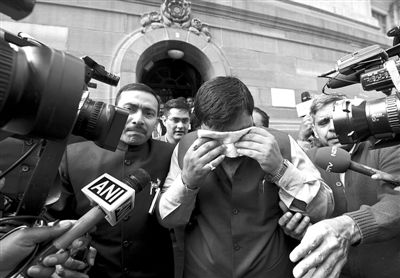 13日，印度議會下院開會時發(fā)生混亂，議員打作一團，甚至有議員噴辣椒噴霧，致使不少議員呼吸困難，倉促離