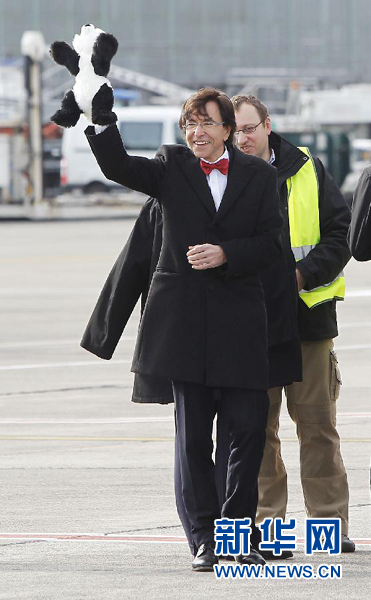 2月23日，在比利時(shí)首都布魯塞爾的國(guó)家機(jī)場(chǎng)，比利時(shí)首相迪呂波手舉熊貓玩具歡迎大熊貓“星徽”和“好好”