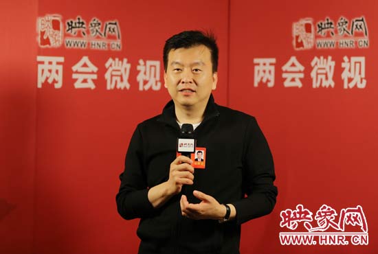 全國(guó)人大代表張澤群接受映象網(wǎng)“兩會(huì)微視”訪(fǎng)談。