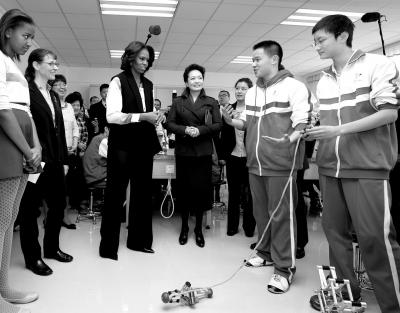 昨天上午，彭麗媛與米歇爾共同參觀北師大二附中，觀看學(xué)生們演示自己設(shè)計制作的幾何機(jī)器人。