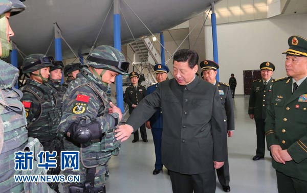 這是習(xí)近平同特戰(zhàn)隊(duì)員親切交談，詳細(xì)詢問他們的教學(xué)訓(xùn)練和生活情況。