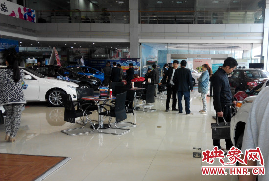 一大早來到4S店選車的顧客絡(luò)繹不絕。