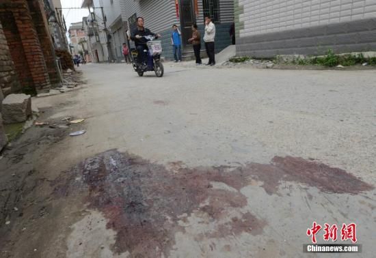 4月28日，福建省福州市閩侯縣發(fā)生一起惡性駕車撞人事件，圖為事發(fā)現(xiàn)場血跡斑斑。中新社發(fā) 劉可耕 攝