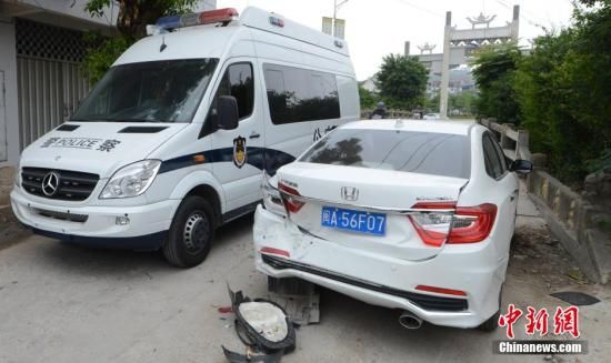  4月28日，福建省福州市閩侯縣發(fā)生一起惡性駕車撞人事件，圖為被撞車輛損毀嚴(yán)重。經(jīng)初查，該肇事男子叫林某新（漢族，37歲，福州長樂人），因婚姻問題，情緒失控，駕車從閩侯縣青口鎮(zhèn)往尚干鎮(zhèn)方向，沿奔馳大道行駛，連續(xù)撞人。中新社發(fā) 劉可耕 攝