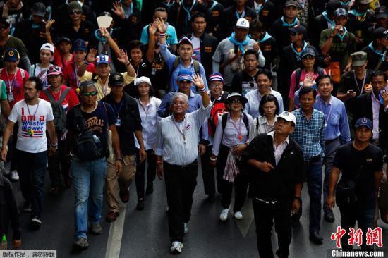 5月9日，泰國反政府示威者在素帖（中）的領導下在曼谷市中心游行。