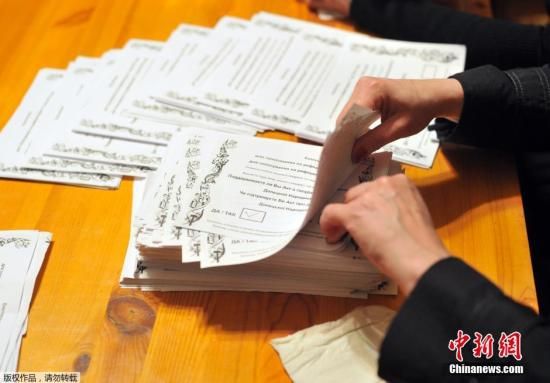 　　當(dāng)?shù)貢r間2014年5月11日，烏克蘭東部地區(qū)選舉工作人員開始公投計票工作。