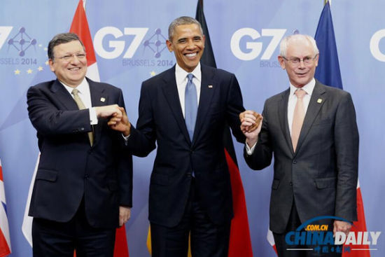 資料圖：6月4日，歐洲理事會主席范龍佩（右）和歐盟委員會主席巴羅佐（左）在會場門口歡迎前來與會的美國總統奧巴馬。由歐盟主持的七國集團領導人會晤4日晚間在布魯塞爾開幕，烏克蘭問題成為本次峰會核心議題。（新華社發(fā) 歐盟理事會供圖）