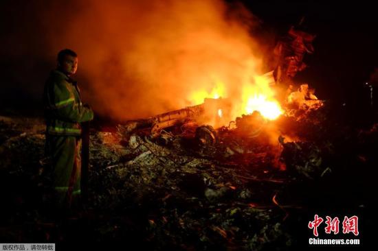 圖為馬航波音777客機(jī)在頓涅茨克地區(qū)墜毀的現(xiàn)場。