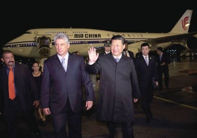 21日晚,習(xí)近平乘坐的專機(jī)抵達(dá)哈瓦那何塞·馬蒂國(guó)際機(jī)場(chǎng)。古巴國(guó)務(wù)委員會(huì)第一副主席兼部長(zhǎng)會(huì)議第一副主席