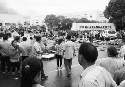 被抬至車間外的部分傷者