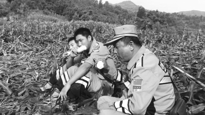 饑餓難忍，中國緊急救援河南基地的救援隊員在已毀的玉米地里撿拾生玉米吃。