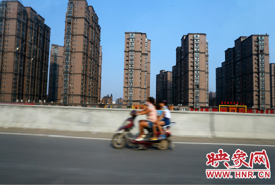 三環(huán)快速路開通后，仍有一些電動車違規(guī)上橋。