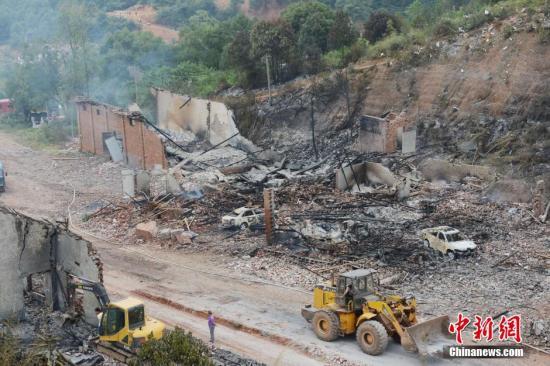 9月23日上午，花炮廠清理工作正在進行，山谷內的廠房已被爆炸夷為平地。中新社發(fā) 楊華峰 攝