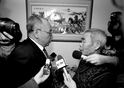 15日，內(nèi)蒙古高院副院長趙建平（左）帶隊(duì)向呼格吉勒圖父母送達(dá)再審法律文書。