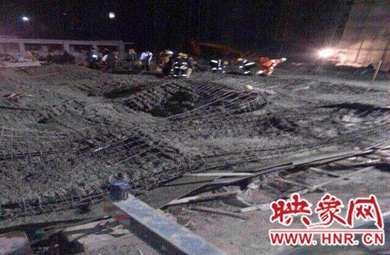 圖為事故現(xiàn)場(chǎng)情況，當(dāng)?shù)厝罕姽﹫D。