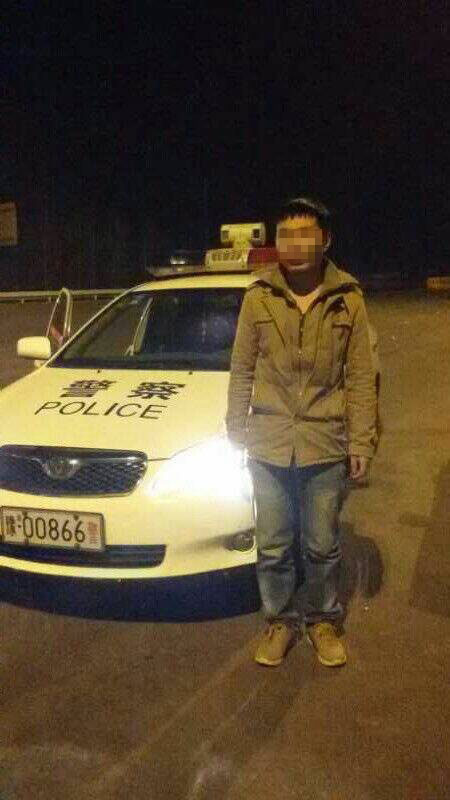 男子被父親拋棄后，在高速交警的幫助下才得以回家。