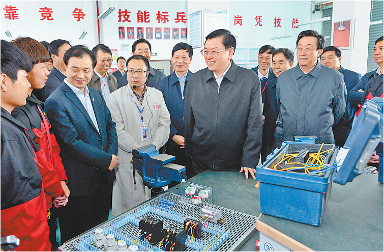 4月14日上午，中共中央政治局常委、全國人大常委會委員長張德江在許昌技術(shù)經(jīng)濟學校與血神們親切交談。