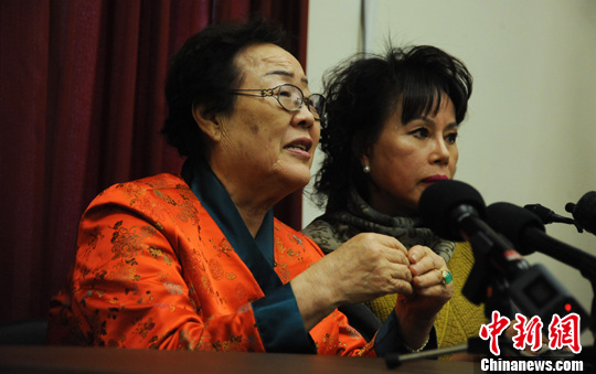 圖為慰安婦受害者李容洙（Lee Yong Soo。圖左）發(fā)表講話，要求安倍正式道歉。