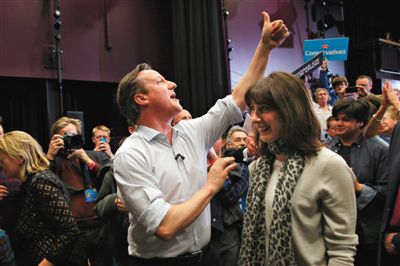 4日，英國巴斯，卡梅倫和妻子薩曼莎到一所女子學(xué)校助選。英國大選前夕，主要政黨的領(lǐng)袖們紛紛派妻子去拉選票。