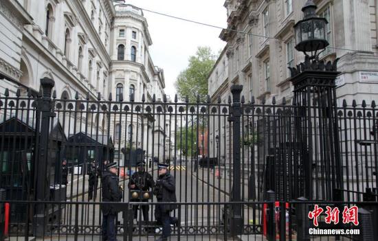 5月7日，英國舉行大選，英國首相府所在地唐寧街10號加強(qiáng)安保。民調(diào)顯示，英國兩大政黨保守黨和工黨的支持率不相上下，此次大選被稱為英國近40年來最難預(yù)測結(jié)果的一次大選。<a target='_blank' ><p  align=