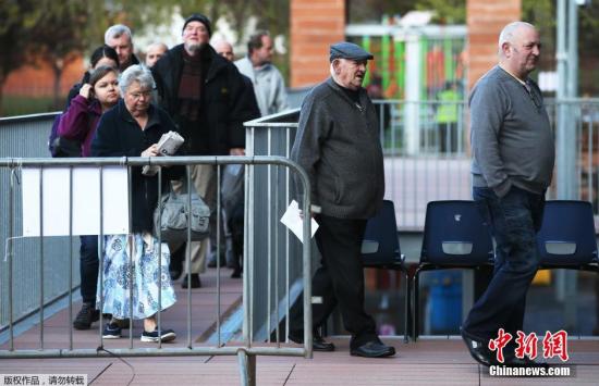 2015年英國大選投票已經(jīng)于當(dāng)?shù)貢r間5月7日早7點(北京時間7日下午14時)開始。選民將在首相卡梅倫領(lǐng)導(dǎo)的保守黨、米利班德領(lǐng)導(dǎo)的工黨及其他一些小黨中做出抉擇，投票結(jié)果將于8日出爐。