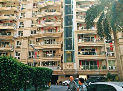 泉州鬧市區(qū)刺桐路上一小區(qū)。5月5日凌晨，泉州安監(jiān)局調(diào)研員謝清平在7號樓自殺。